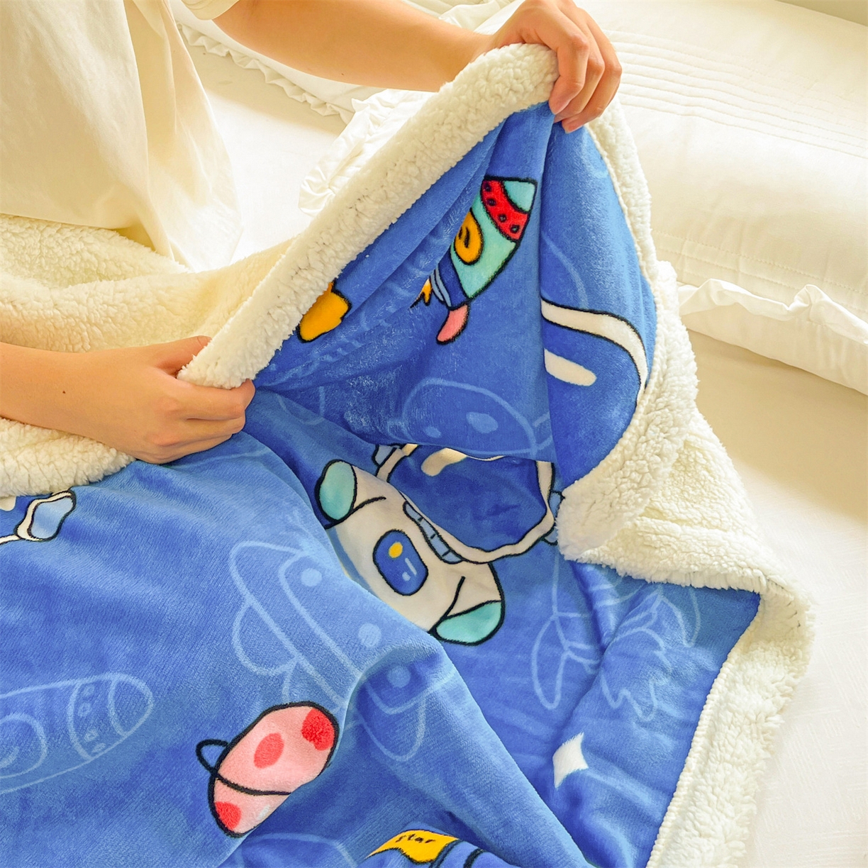 91家纺网 家纺一手货源 找家纺 名兮 2025新款秋冬高克重牛奶绒羊羔绒多功能盖毯 毛毯-太空人