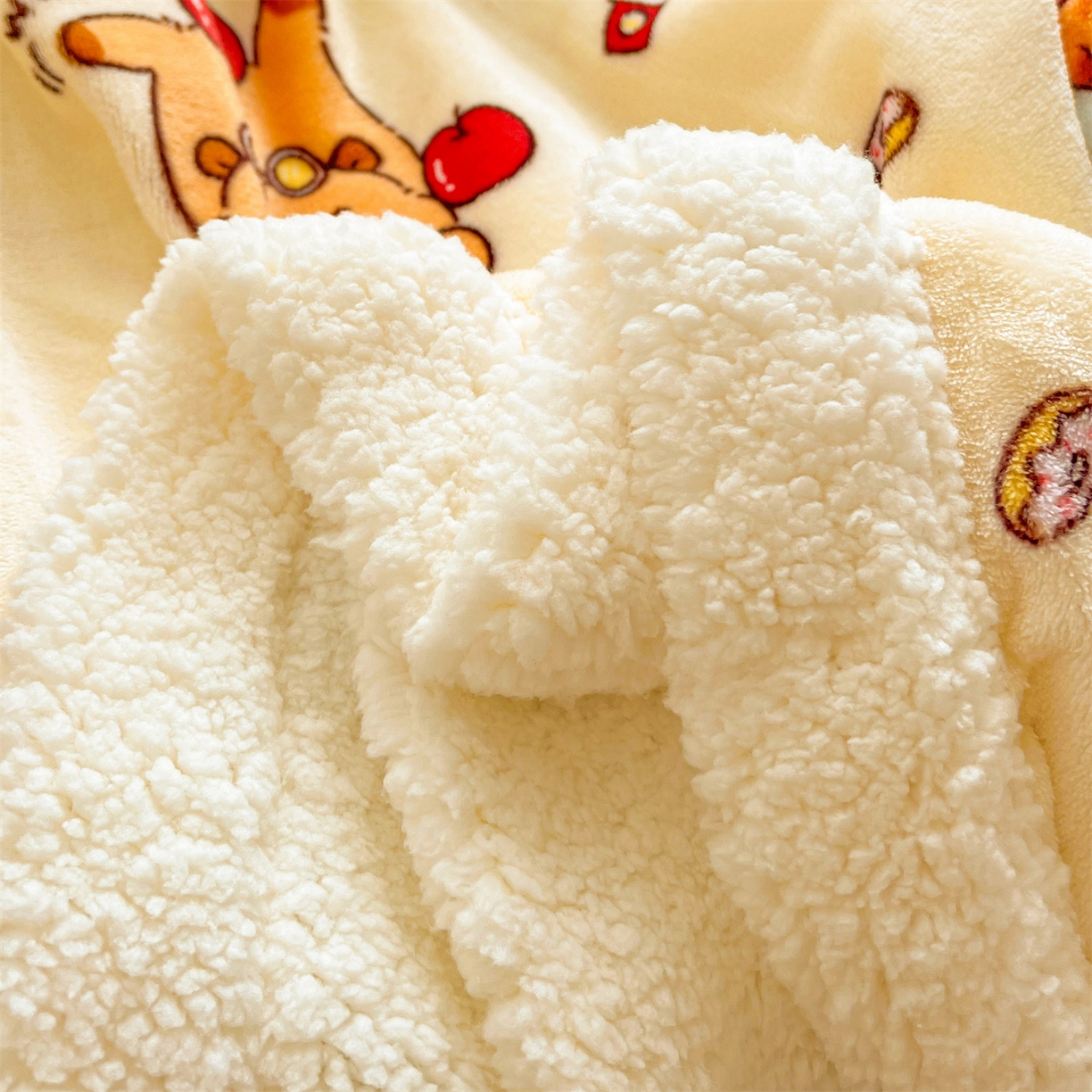 91家纺网 家纺一手货源 找家纺 名兮 2025新款秋冬高克重牛奶绒羊羔绒多功能盖毯 毛毯-贪吃巴拉