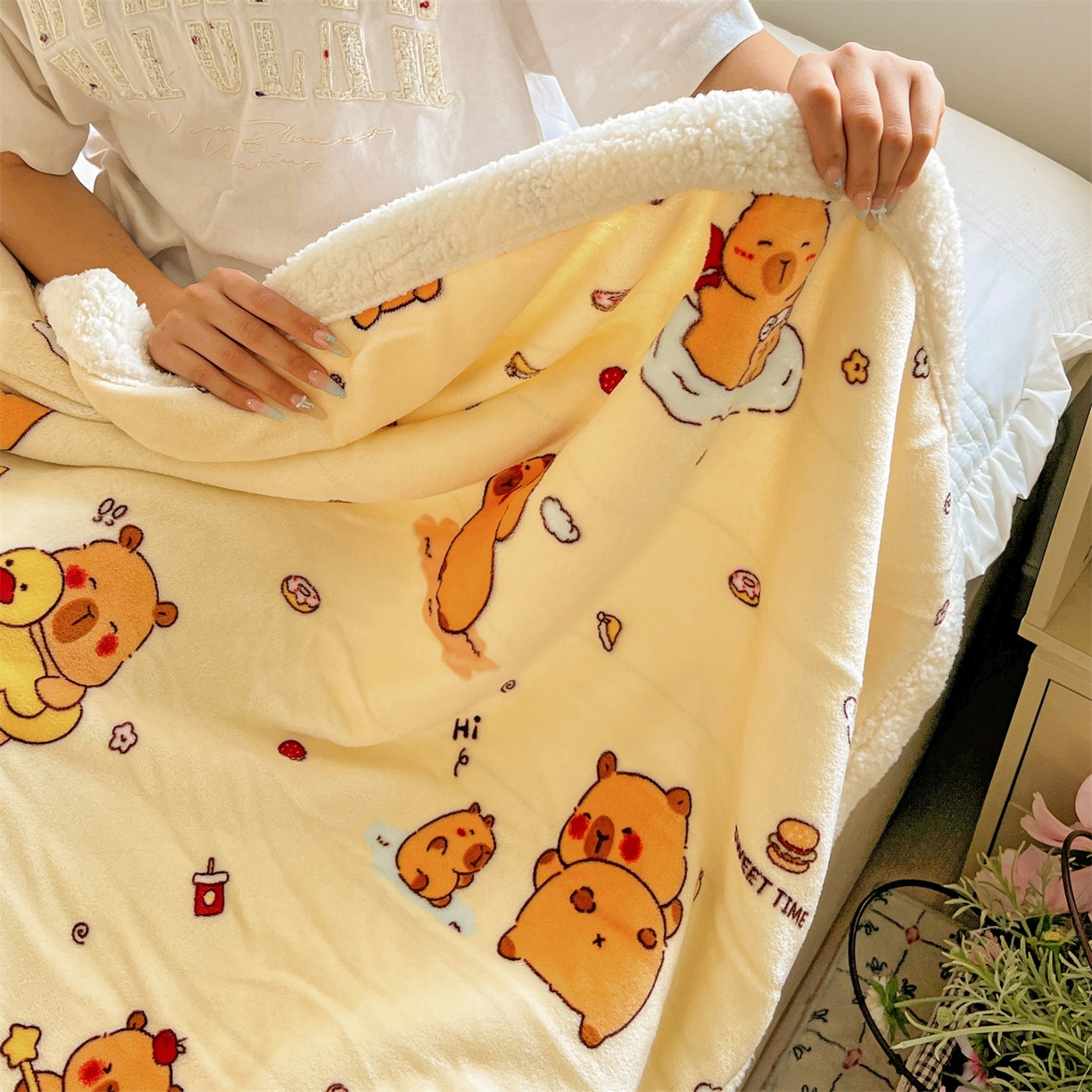 91家纺网 家纺一手货源 找家纺 名兮 2025新款秋冬高克重牛奶绒羊羔绒多功能盖毯 毛毯-贪吃巴拉