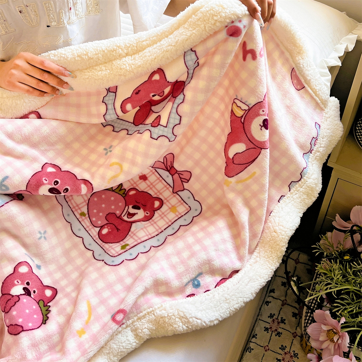91家纺网 家纺一手货源 找家纺 名兮 2025新款秋冬高克重牛奶绒羊羔绒多功能盖毯 毛毯-甜蜜熊仔