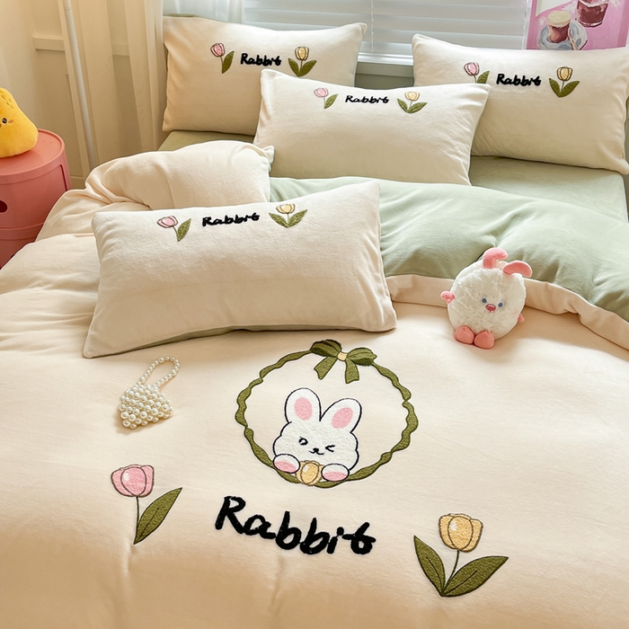 91家纺网 家纺一手货源 找家纺 丽涵家纺 2025秋冬新款全工艺牛奶绒大版毛巾绣四件套 可爱兔-奶白