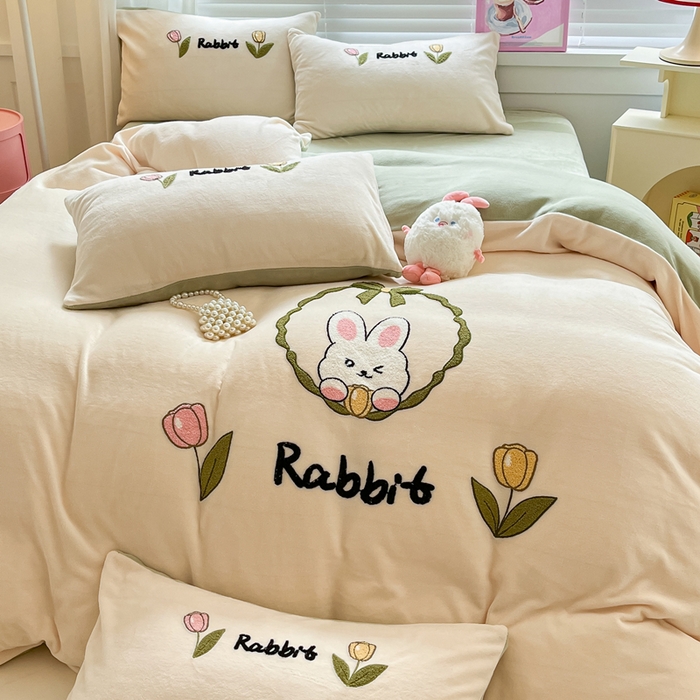 91家纺网 家纺一手货源 找家纺 丽涵家纺 2025秋冬新款全工艺牛奶绒大版毛巾绣四件套 可爱兔-奶白