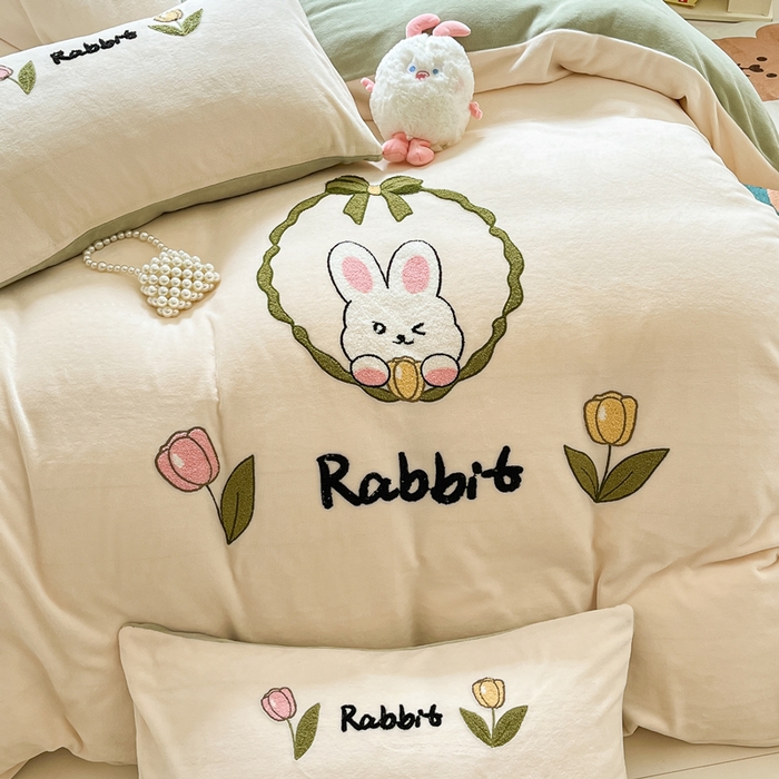 91家纺网 家纺一手货源 找家纺 丽涵家纺 2025秋冬新款全工艺牛奶绒大版毛巾绣四件套 可爱兔-奶白