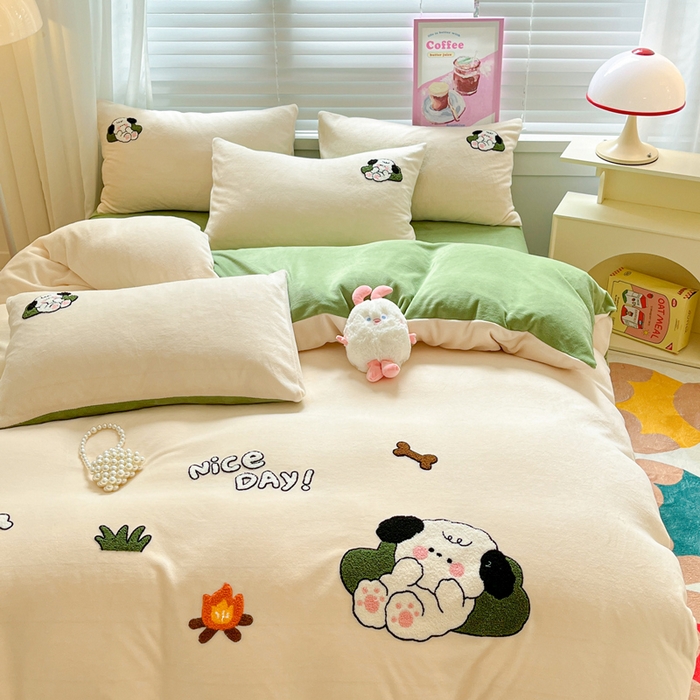 91家纺网 家纺一手货源 找家纺 丽涵家纺 2025秋冬新款全工艺牛奶绒大版毛巾绣四件套 小狗躺-奶白