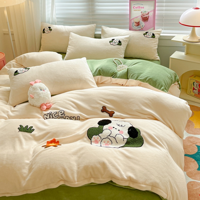 91家纺网 家纺一手货源 找家纺 丽涵家纺 2025秋冬新款全工艺牛奶绒大版毛巾绣四件套 小狗躺-奶白