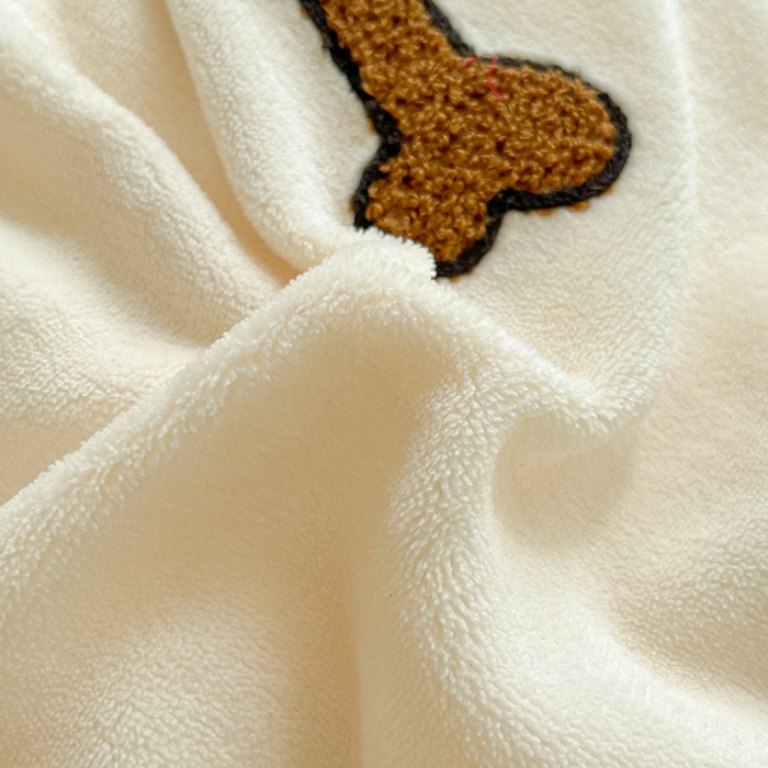 91家纺网 家纺一手货源 找家纺 丽涵家纺 2025秋冬新款全工艺牛奶绒大版毛巾绣四件套 小狗躺-奶白