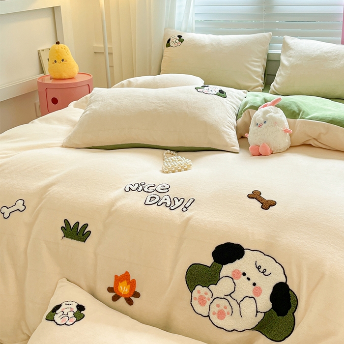 91家纺网 家纺一手货源 找家纺 丽涵家纺 2025秋冬新款全工艺牛奶绒大版毛巾绣四件套 小狗躺-奶白