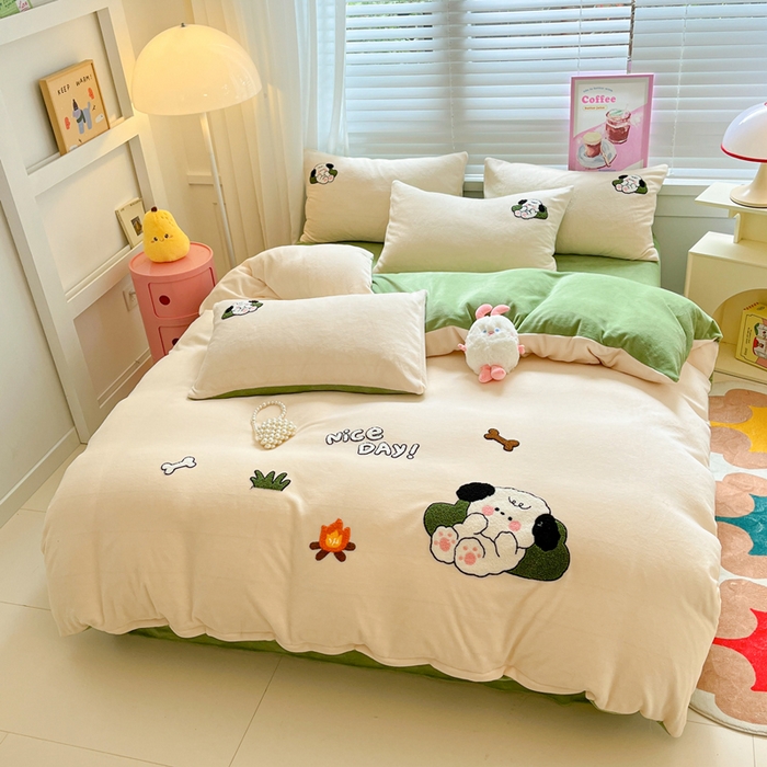 91家纺网 家纺一手货源 找家纺 丽涵家纺 2025秋冬新款全工艺牛奶绒大版毛巾绣四件套 小狗躺-奶白