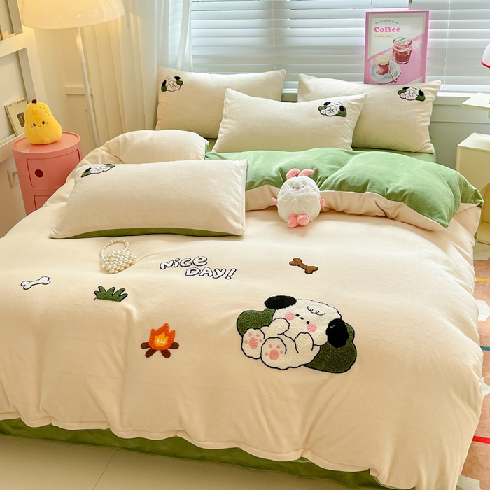 91家纺网 家纺一手货源 找家纺 丽涵家纺 2025秋冬新款全工艺牛奶绒大版毛巾绣四件套 小狗躺-奶白