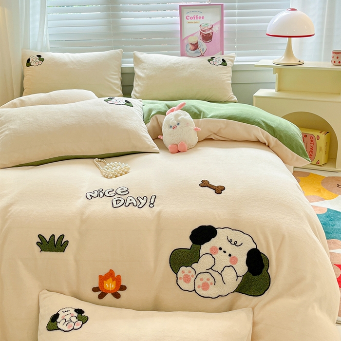 91家纺网 家纺一手货源 找家纺 丽涵家纺 2025秋冬新款全工艺牛奶绒大版毛巾绣四件套 小狗躺-奶白