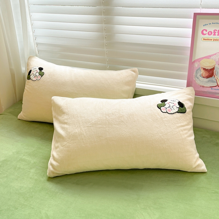 91家纺网 家纺一手货源 找家纺 丽涵家纺 2025秋冬新款全工艺牛奶绒大版毛巾绣四件套 小狗躺-奶白