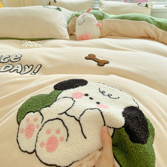 91家纺网 家纺一手货源 找家纺 丽涵家纺 2025秋冬新款全工艺牛奶绒大版毛巾绣四件套 小狗躺-奶白