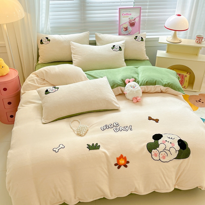 91家纺网 家纺一手货源 找家纺 丽涵家纺 2025秋冬新款全工艺牛奶绒大版毛巾绣四件套 小狗躺-奶白