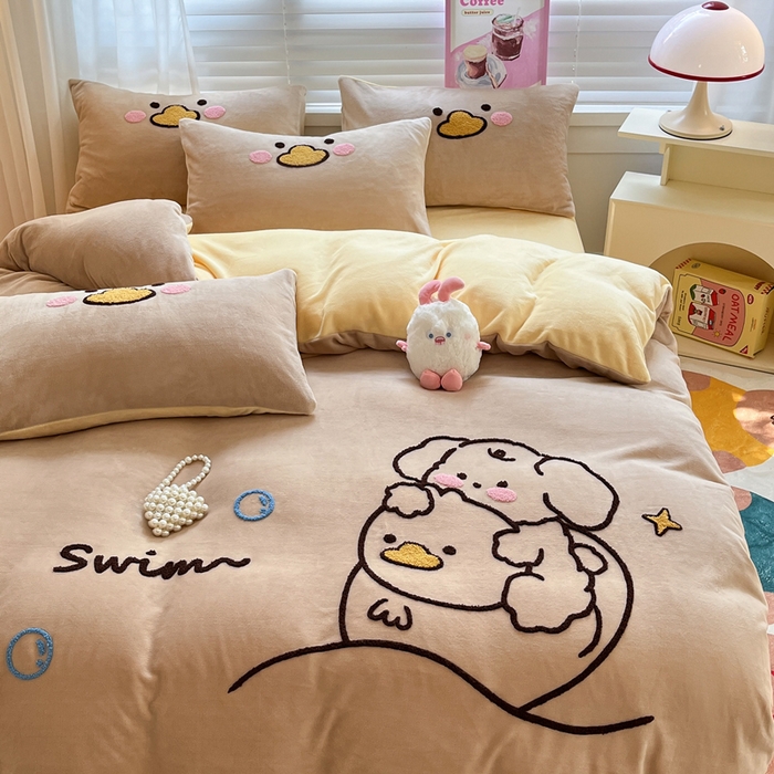 91家纺网 家纺一手货源 找家纺 丽涵家纺 2025秋冬新款全工艺牛奶绒大版毛巾绣四件套 小狗摇摇乐-卡其