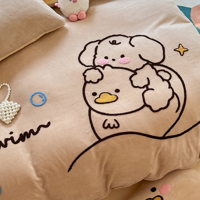 91家纺网 家纺一手货源 找家纺 丽涵家纺 2025秋冬新款全工艺牛奶绒大版毛巾绣四件套 小狗摇摇乐-卡其