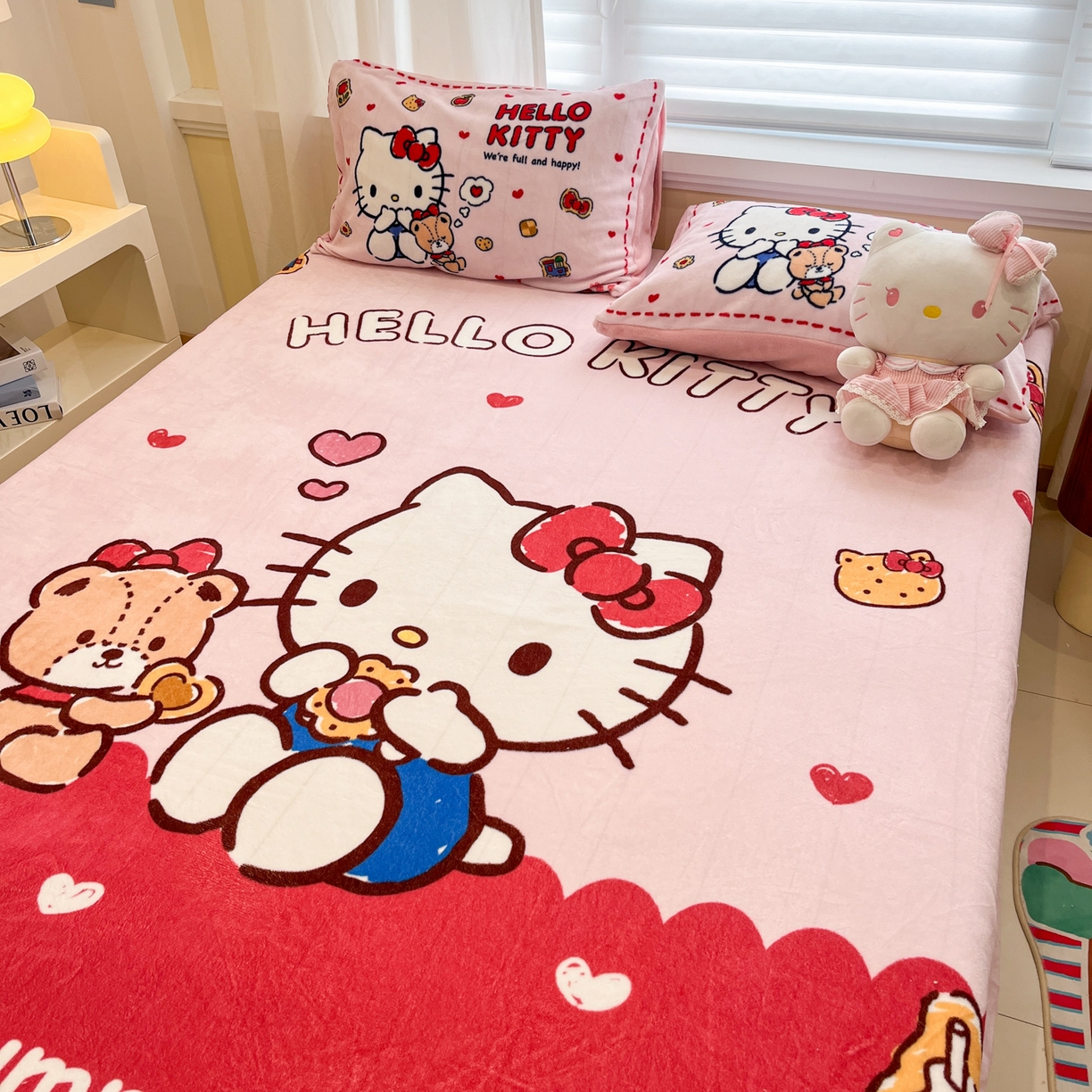 91家纺网 家纺一手货源 找家纺 金爱家 2025新款大版三丽鸥高克重牛奶绒保暖床笠 绒大版单品-饼干熊kt