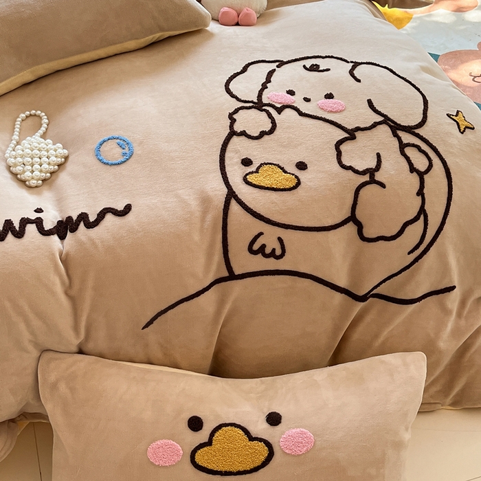 91家纺网 家纺一手货源 找家纺 丽涵家纺 2025秋冬新款全工艺牛奶绒大版毛巾绣四件套 小狗摇摇乐-卡其