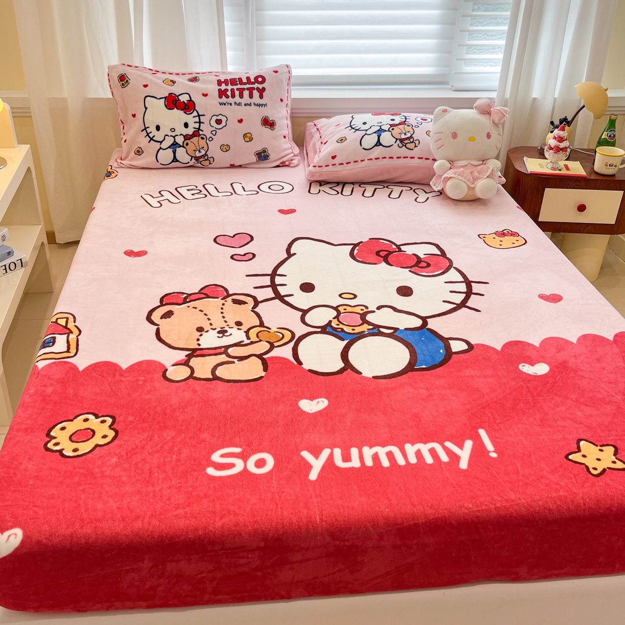 91家纺网 家纺一手货源 找家纺 金爱家 2025新款大版三丽鸥高克重牛奶绒保暖床笠 绒大版单品-饼干熊kt