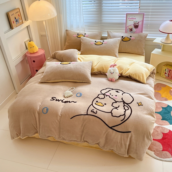 91家纺网 家纺一手货源 找家纺 丽涵家纺 2025秋冬新款全工艺牛奶绒大版毛巾绣四件套 小狗摇摇乐-卡其