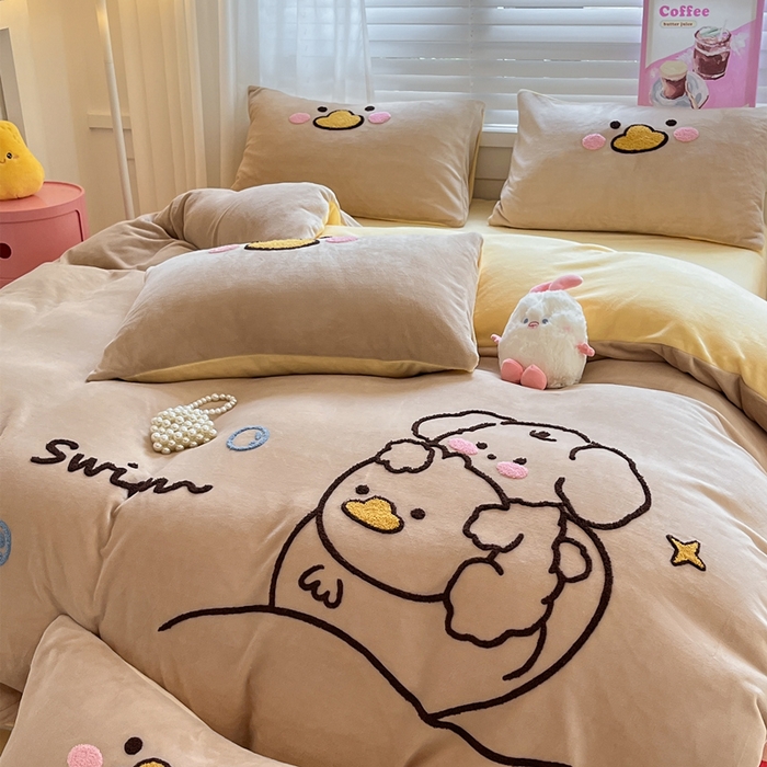 91家纺网 家纺一手货源 找家纺 丽涵家纺 2025秋冬新款全工艺牛奶绒大版毛巾绣四件套 小狗摇摇乐-卡其