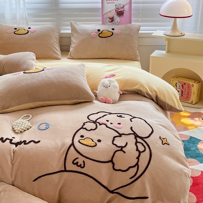 91家纺网 家纺一手货源 找家纺 丽涵家纺 2025秋冬新款全工艺牛奶绒大版毛巾绣四件套 小狗摇摇乐-卡其