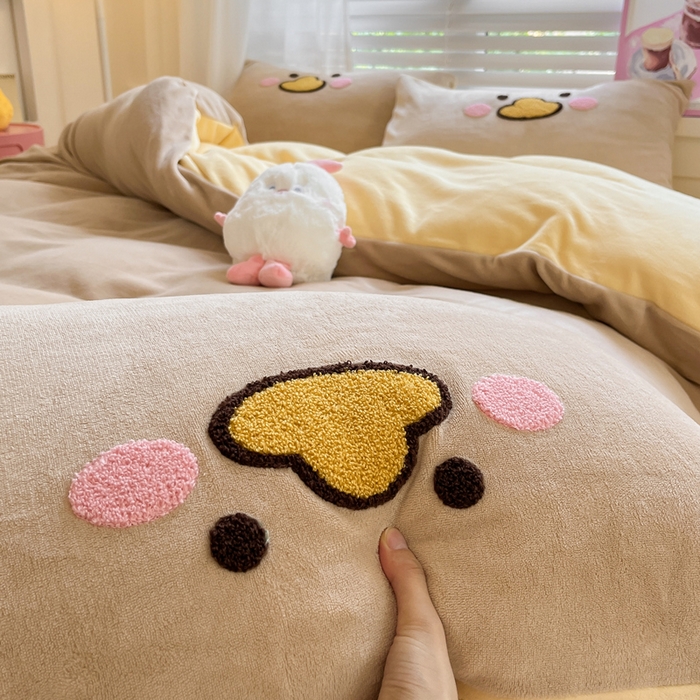 91家纺网 家纺一手货源 找家纺 丽涵家纺 2025秋冬新款全工艺牛奶绒大版毛巾绣四件套 小狗摇摇乐-卡其