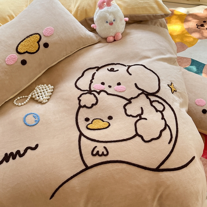 91家纺网 家纺一手货源 找家纺 丽涵家纺 2025秋冬新款全工艺牛奶绒大版毛巾绣四件套 小狗摇摇乐-卡其