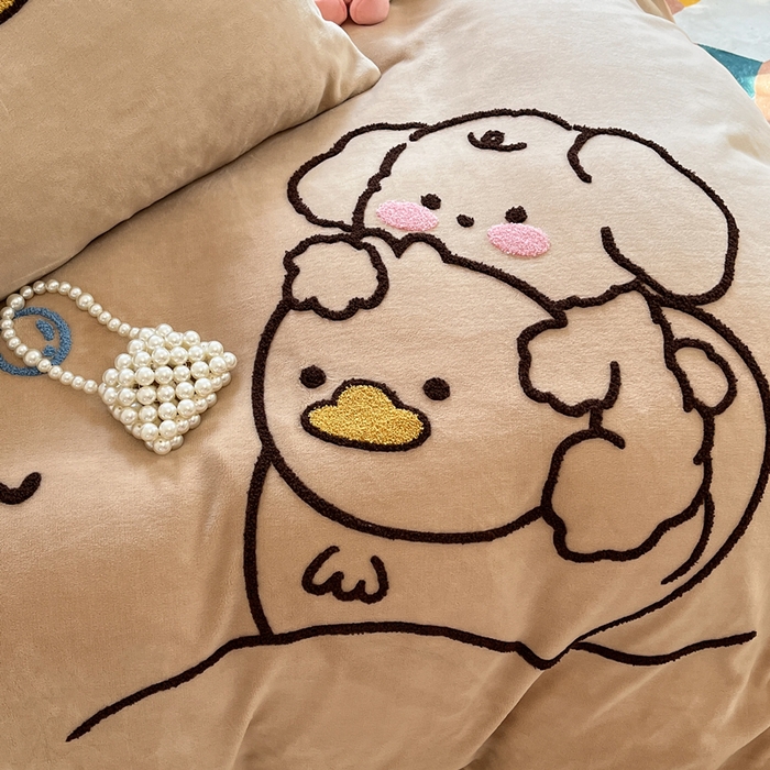 91家纺网 家纺一手货源 找家纺 丽涵家纺 2025秋冬新款全工艺牛奶绒大版毛巾绣四件套 小狗摇摇乐-卡其