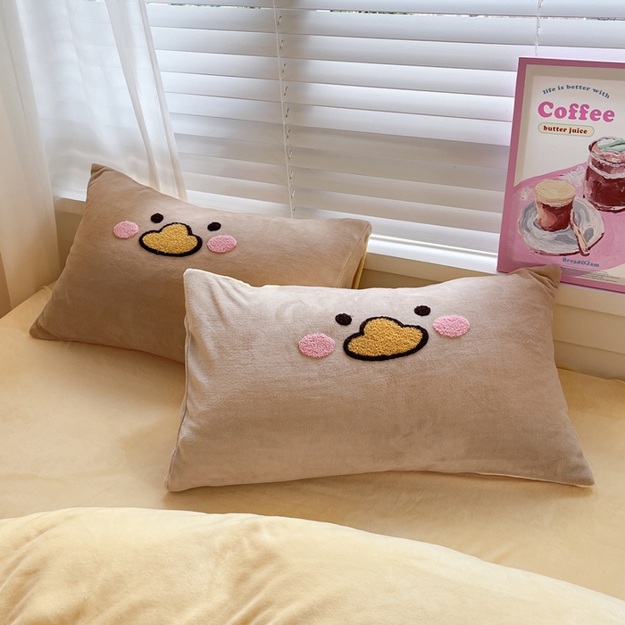 91家纺网 家纺一手货源 找家纺 丽涵家纺 2025秋冬新款全工艺牛奶绒大版毛巾绣四件套 小狗摇摇乐-卡其