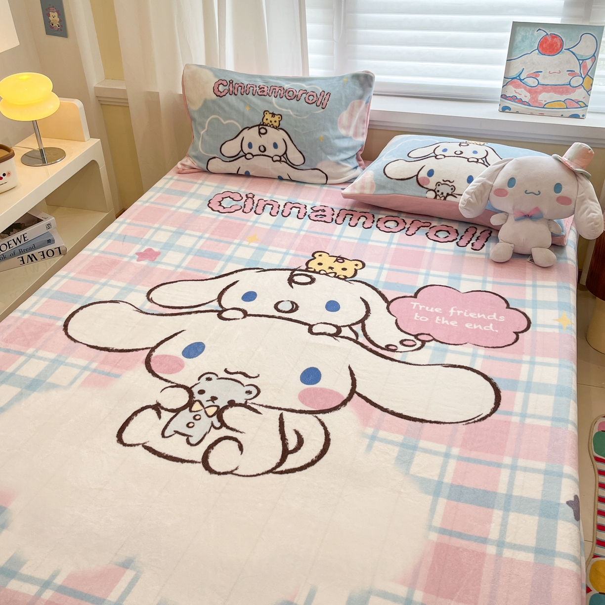 91家纺网 家纺一手货源 找家纺 金爱家 2025新款大版三丽鸥高克重牛奶绒保暖床笠 绒大版单品-彩格玉桂狗