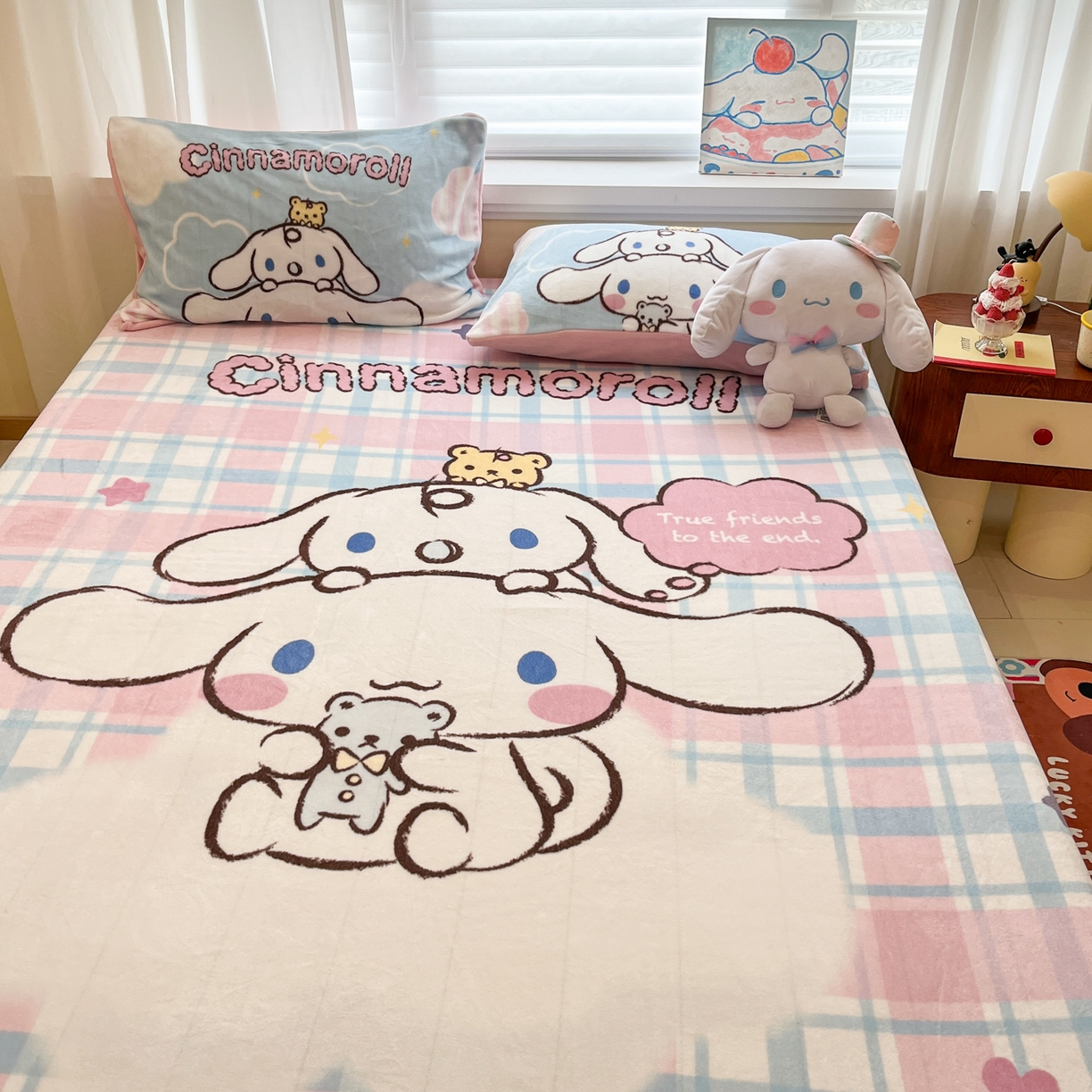 91家纺网 家纺一手货源 找家纺 金爱家 2025新款大版三丽鸥高克重牛奶绒保暖床笠 绒大版单品-彩格玉桂狗