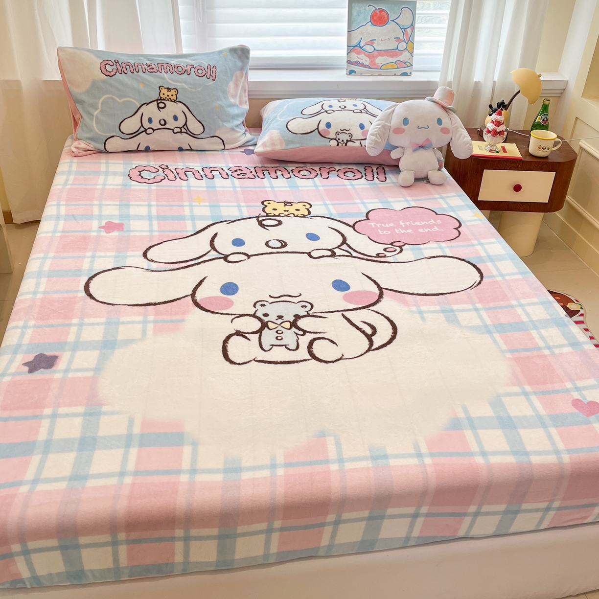 91家纺网 家纺一手货源 找家纺 金爱家 2025新款大版三丽鸥高克重牛奶绒保暖床笠 绒大版单品-彩格玉桂狗