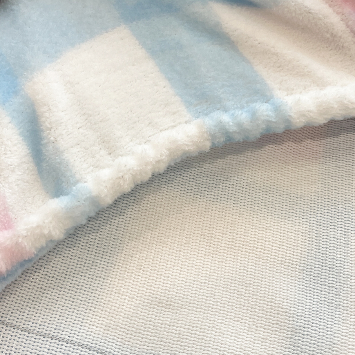 91家纺网 家纺一手货源 找家纺 金爱家 2025新款大版三丽鸥高克重牛奶绒保暖床笠 绒大版单品-彩格玉桂狗