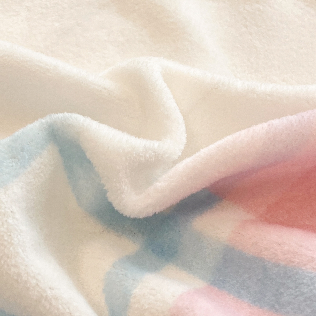 91家纺网 家纺一手货源 找家纺 金爱家 2025新款大版三丽鸥高克重牛奶绒保暖床笠 绒大版单品-彩格玉桂狗