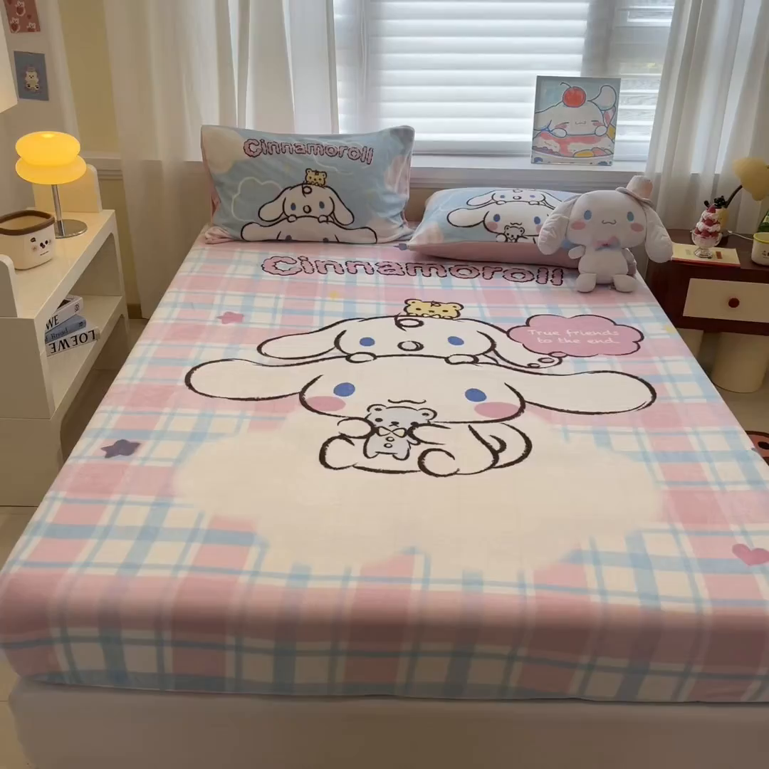 91家纺网 家纺一手货源 找家纺 金爱家 2025新款大版三丽鸥高克重牛奶绒保暖床笠 绒大版单品-彩格玉桂狗