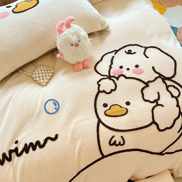 91家纺网 家纺一手货源 找家纺 丽涵家纺 2025秋冬新款全工艺牛奶绒大版毛巾绣四件套 小狗摇摇乐-奶白