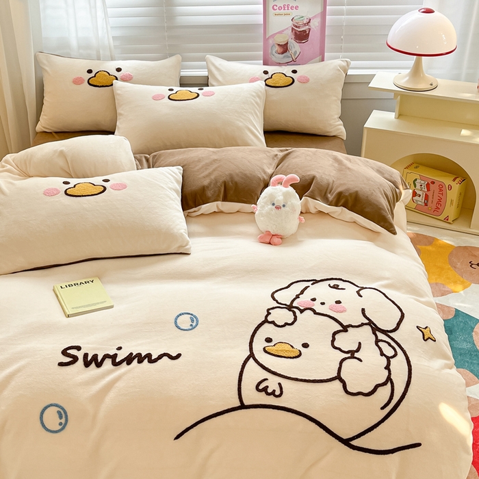 91家纺网 家纺一手货源 找家纺 丽涵家纺 2025秋冬新款全工艺牛奶绒大版毛巾绣四件套 小狗摇摇乐-奶白