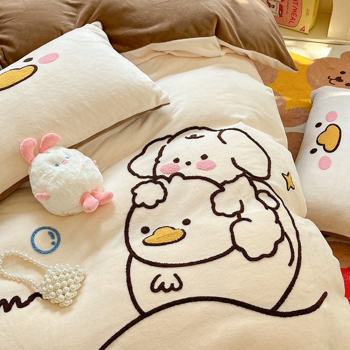 91家纺网 家纺一手货源 找家纺 丽涵家纺 2025秋冬新款全工艺牛奶绒大版毛巾绣四件套 小狗摇摇乐-奶白