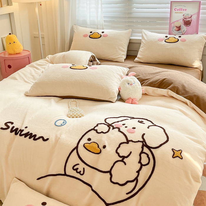 91家纺网 家纺一手货源 找家纺 丽涵家纺 2025秋冬新款全工艺牛奶绒大版毛巾绣四件套 小狗摇摇乐-奶白