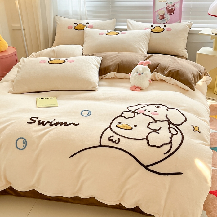 91家纺网 家纺一手货源 找家纺 丽涵家纺 2025秋冬新款全工艺牛奶绒大版毛巾绣四件套 小狗摇摇乐-奶白