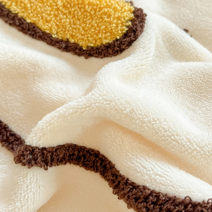 91家纺网 家纺一手货源 找家纺 丽涵家纺 2025秋冬新款全工艺牛奶绒大版毛巾绣四件套 小狗摇摇乐-奶白