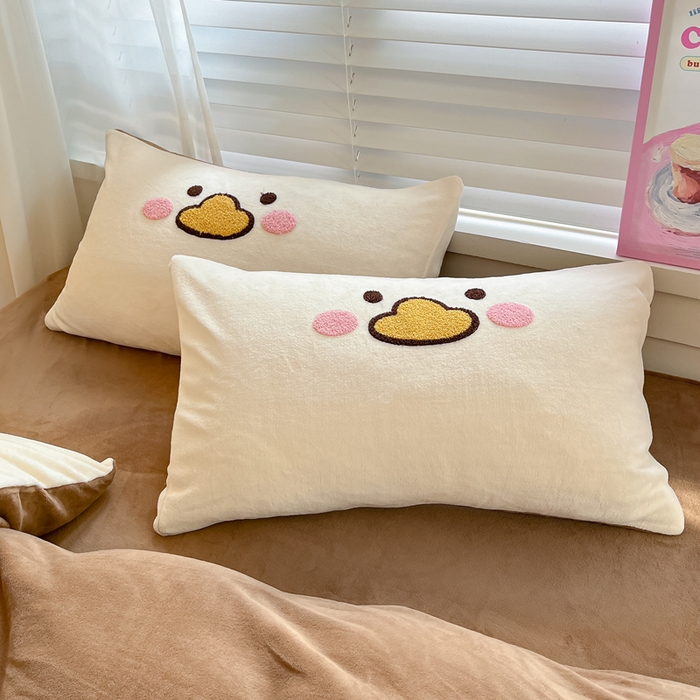 91家纺网 家纺一手货源 找家纺 丽涵家纺 2025秋冬新款全工艺牛奶绒大版毛巾绣四件套 小狗摇摇乐-奶白