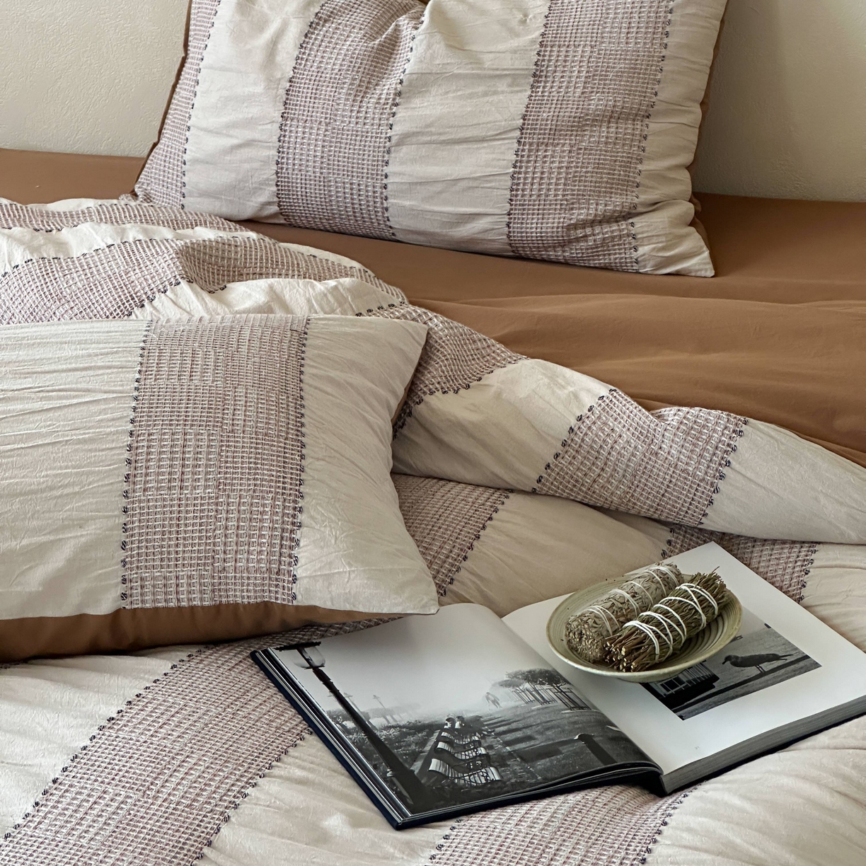 91家纺网 家纺一手货源 找家纺 云上 2025新款法式全棉纯棉串绳华夫格四件套 串绳-卡其