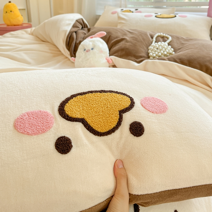 91家纺网 家纺一手货源 找家纺 丽涵家纺 2025秋冬新款全工艺牛奶绒大版毛巾绣四件套 小狗摇摇乐-奶白