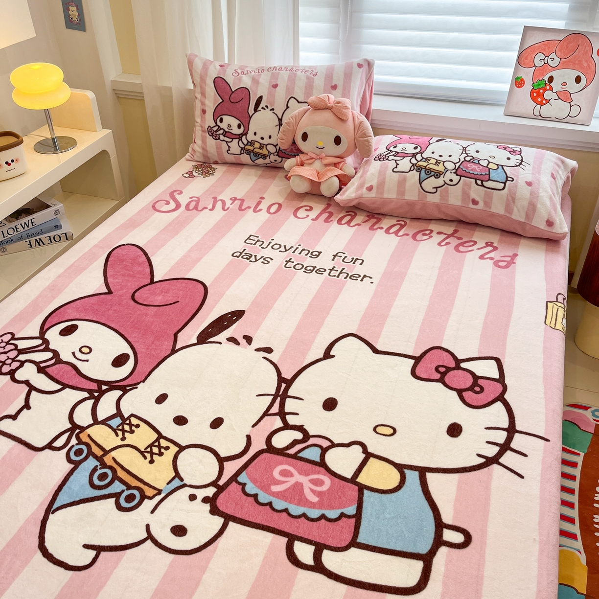 91家纺网 家纺一手货源 找家纺 金爱家 2025新款大版三丽鸥高克重牛奶绒保暖床笠 绒大版单品-购物三小只