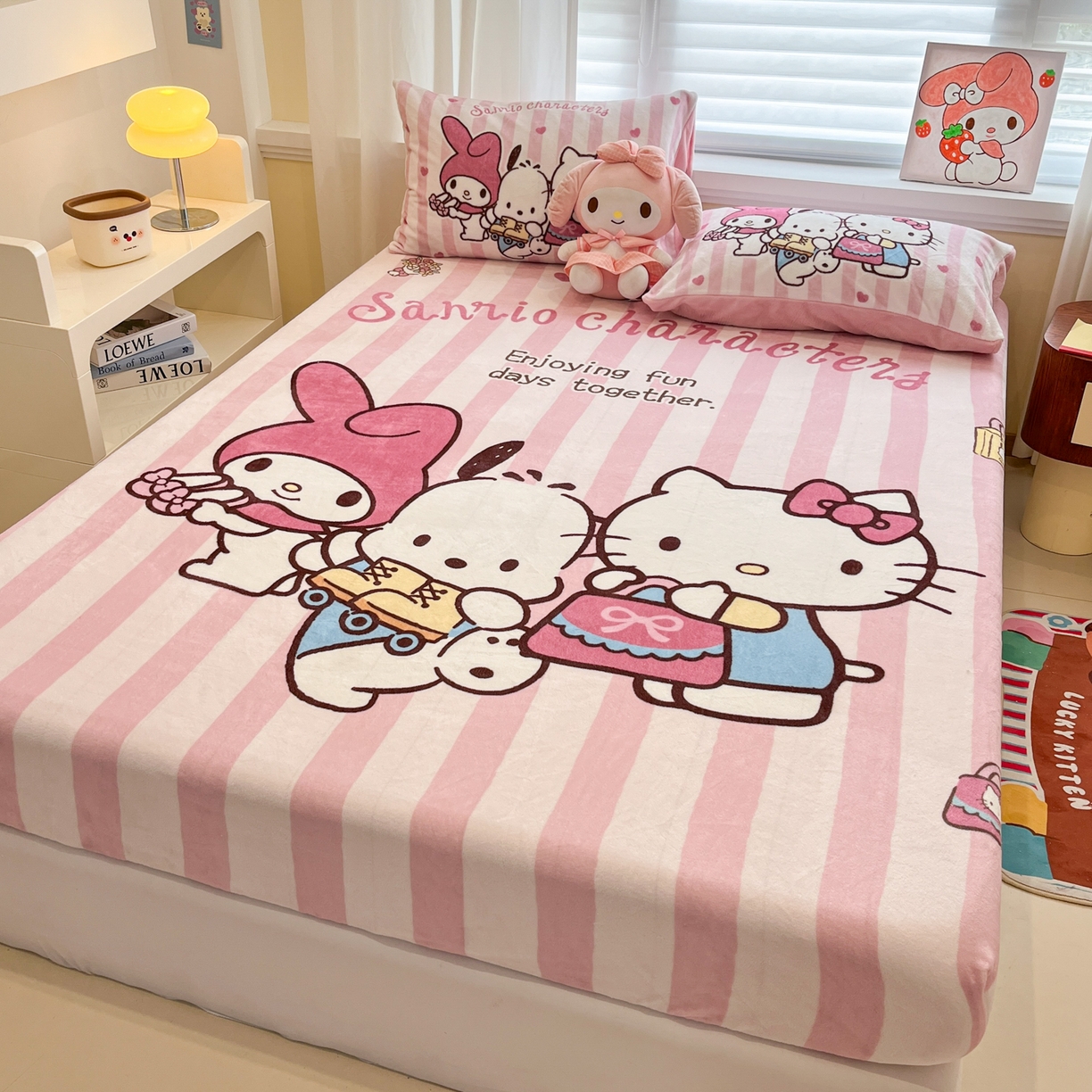 91家纺网 家纺一手货源 找家纺 金爱家 2025新款大版三丽鸥高克重牛奶绒保暖床笠 绒大版单品-购物三小只