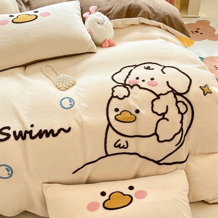 91家纺网 家纺一手货源 找家纺 丽涵家纺 2025秋冬新款全工艺牛奶绒大版毛巾绣四件套 小狗摇摇乐-奶白