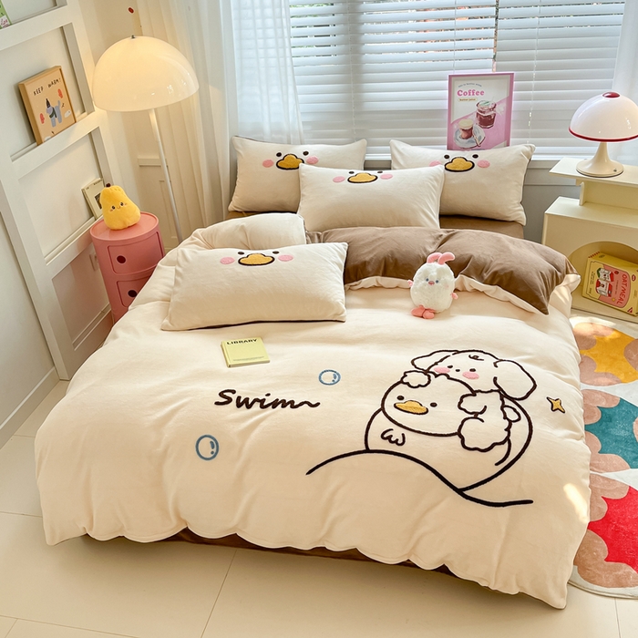 91家纺网 家纺一手货源 找家纺 丽涵家纺 2025秋冬新款全工艺牛奶绒大版毛巾绣四件套 小狗摇摇乐-奶白