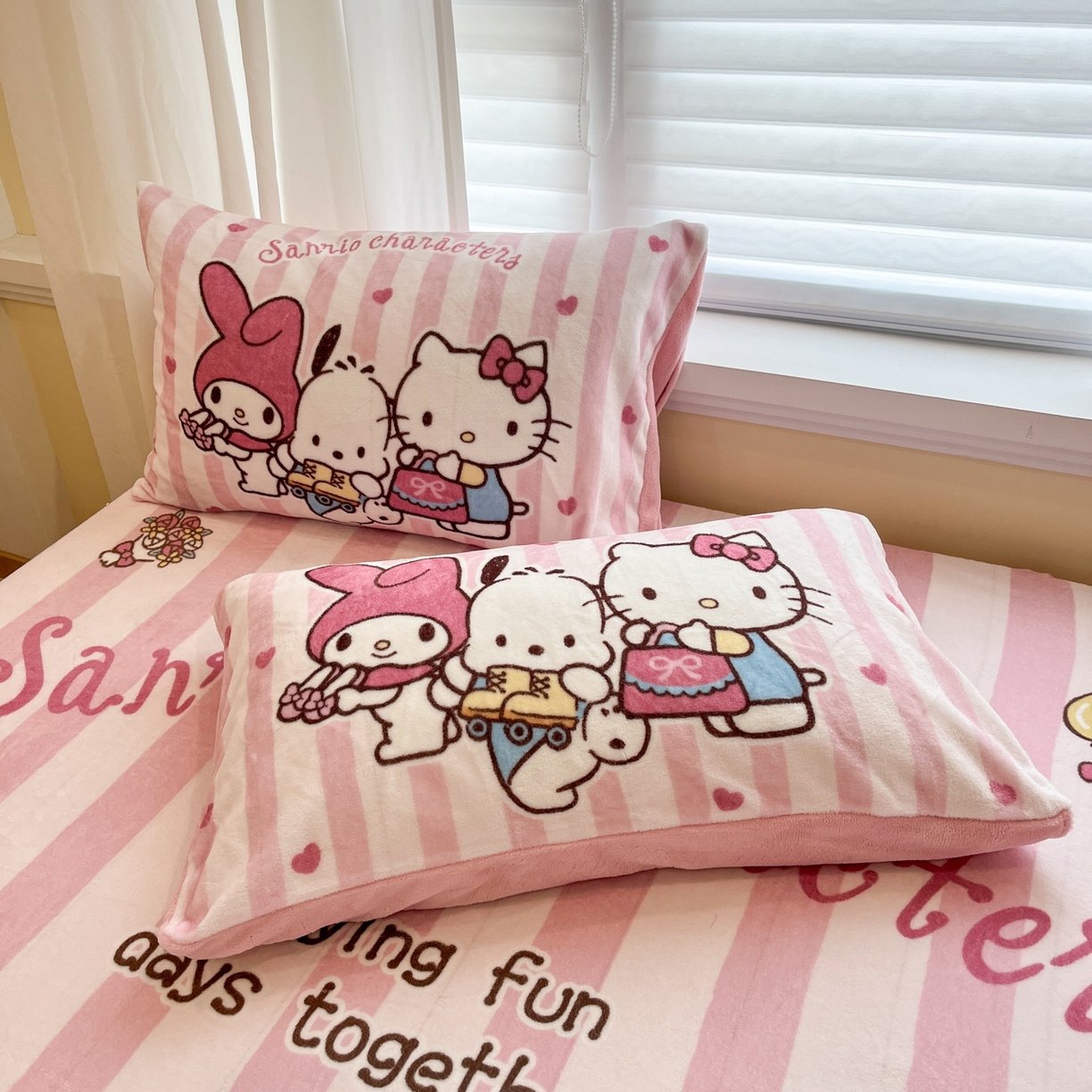 91家纺网 家纺一手货源 找家纺 金爱家 2025新款大版三丽鸥高克重牛奶绒保暖床笠 绒大版单品-购物三小只