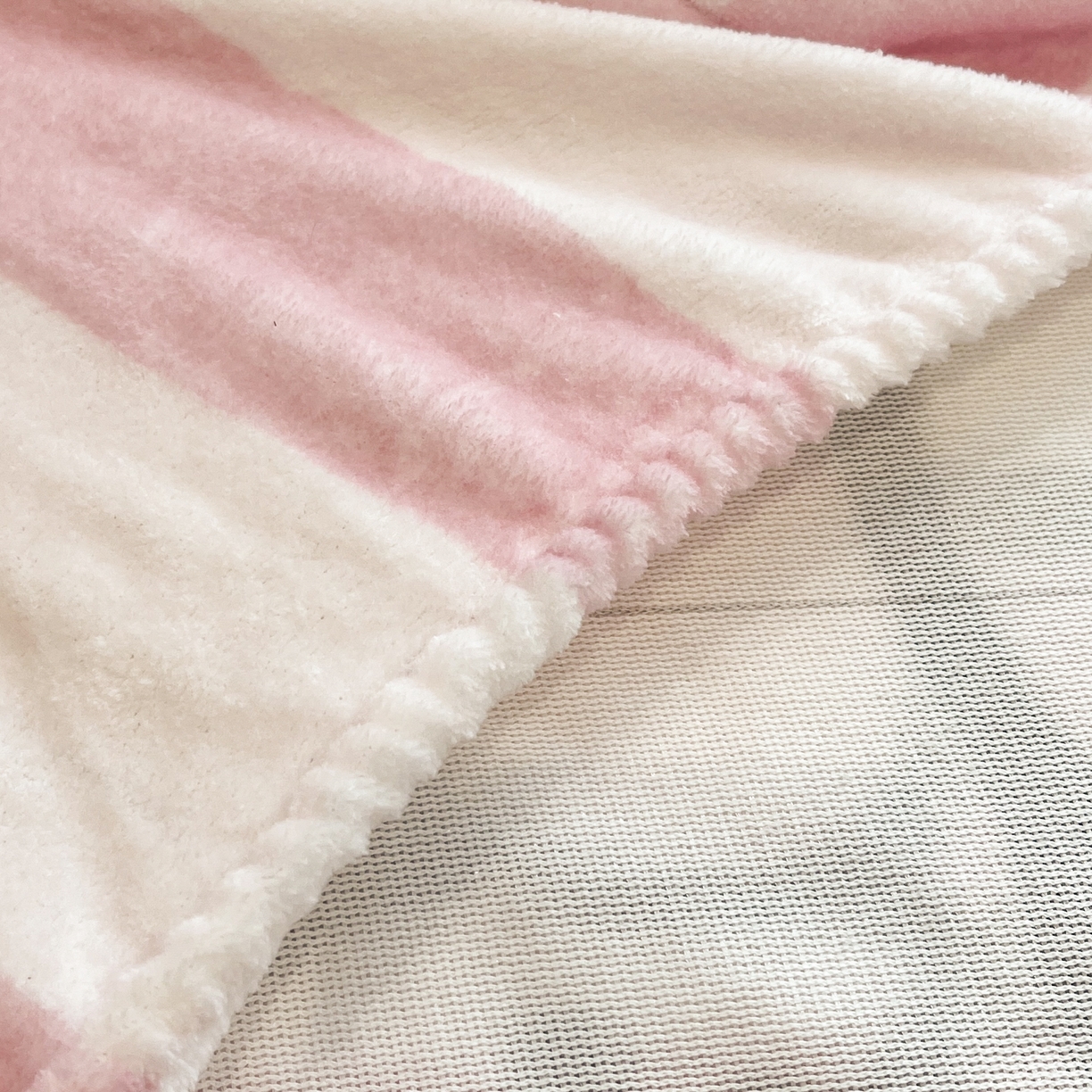 91家纺网 家纺一手货源 找家纺 金爱家 2025新款大版三丽鸥高克重牛奶绒保暖床笠 绒大版单品-购物三小只